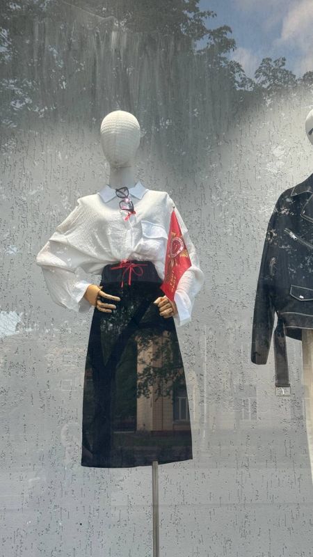 К 9 Мая магазины Луганска подготовили даже манекены