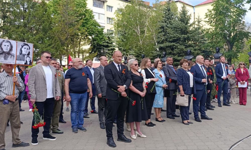 В Антраците на площади мемориального комплекса «Вечный огонь» состоялся торжественный митинг «Салют и слава годовщине навеки памятного дня»