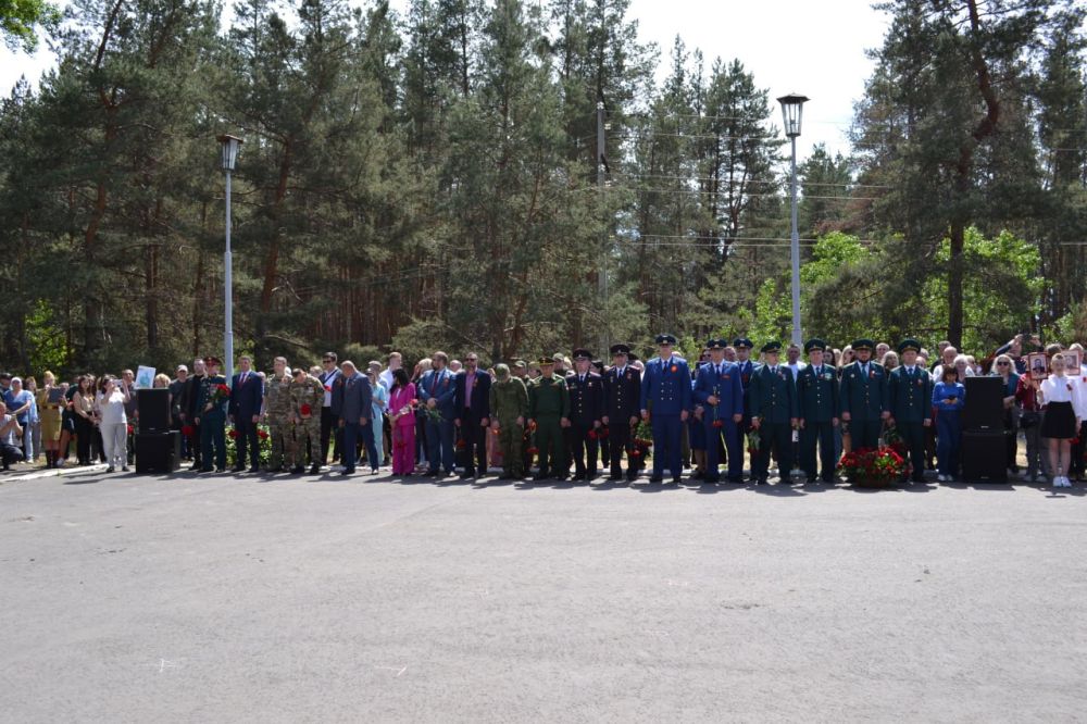 Сегодня на мемориальном комплексе в честь воинских соединений, освободивших Старобельск, прошла торжественная церемония возложения цветов ко Дню Победы