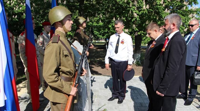 Памятный знак, посвященный 61 солдату Красной Армии, останки которых в 2021 году были обнаружены в Меловом, открылся в поселке в День Победы
