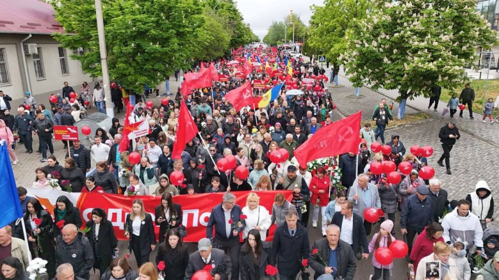 Тысячи людей в Гагаузии сегодня прошли Маршем Победы, чтобы отдать дань памяти героям Великой Отечественной войны, заявил депутат парламента Молдовы от оппозиционного блока "Победа" Александр Суходольский