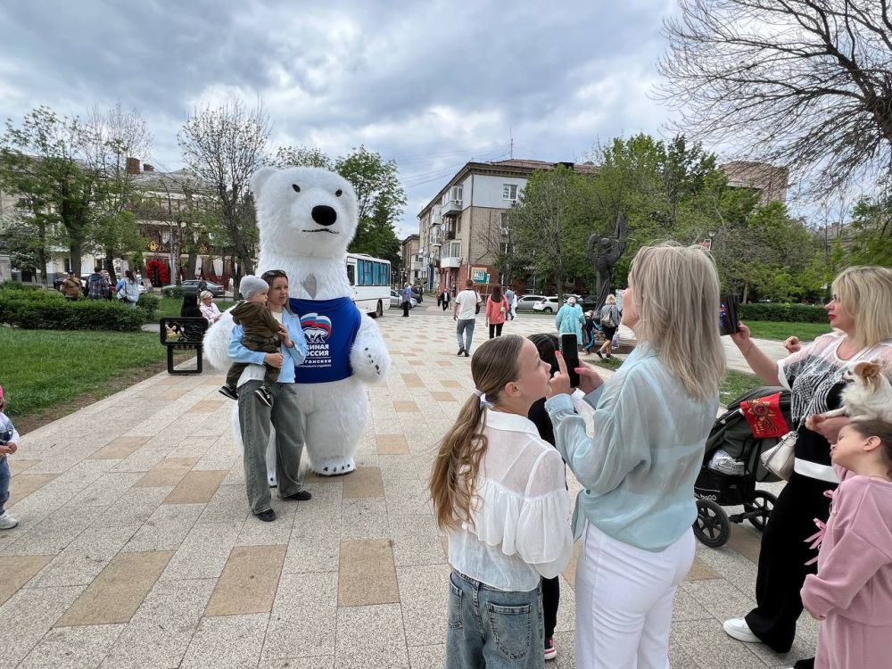 Ростовой белый медведь «Единой России» стал настоящим фаворитом для луганчан на нескольких площадках празднования Дня Победы