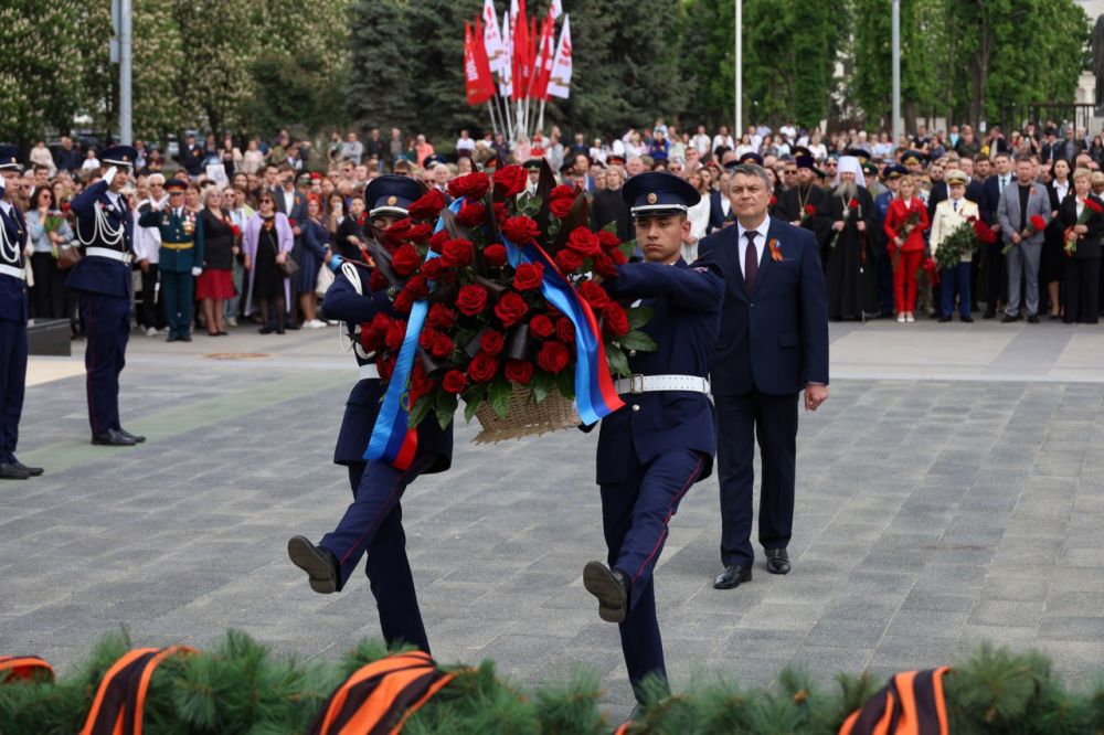 Власти республики в Луганске почтили память защитников Отечества в годы Великой Отечественной войны