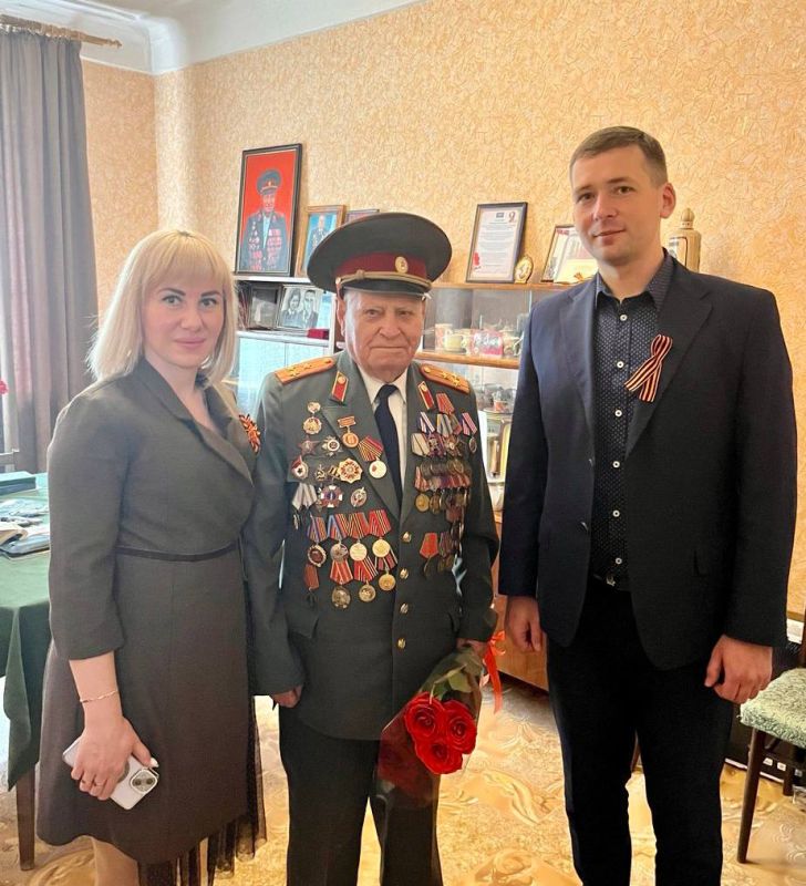 Уполномоченный по правам ребенка в Луганской Народной Республике Инна Швенк и Руководитель аппарата Уполномоченного по правам ребенка в Луганской Народной Республике Артём Гайворонский в преддверии празднования Дня Победы в...