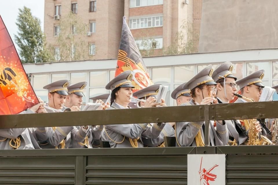 Духовой оркестр Академии Матусовского проехал по Луганску с праздничным концертом