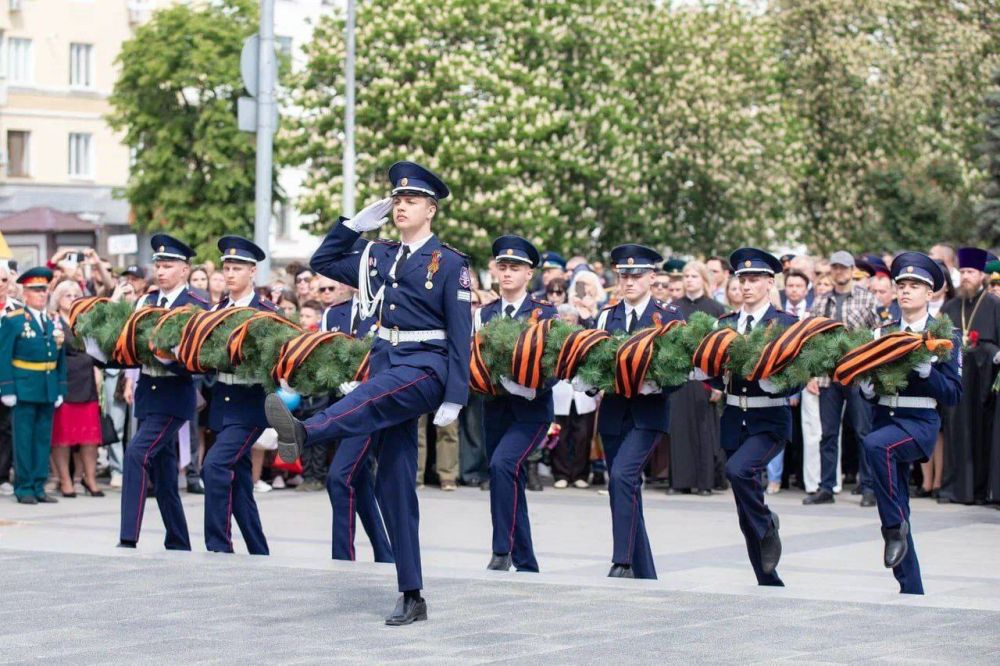 В Луганске руководитель следственного управления возложил цветы к Пилону Славы и Могиле Неизвестного Солдата