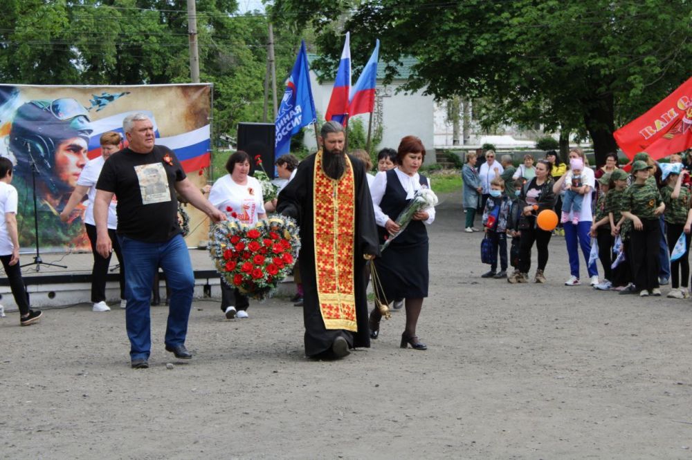 В пгт Новодарьевка возле памятника «Воин на постаменте» состоялся торжественный митинг «Они героями останутся навечно»