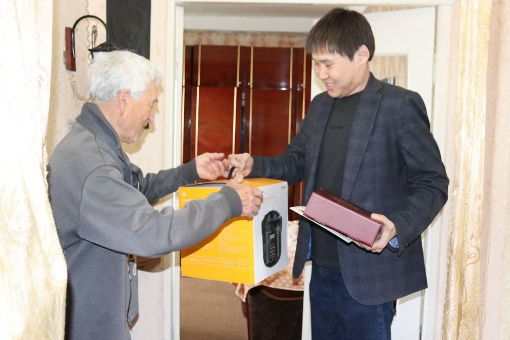 Представители региона-шефа Калмыкии поздравили ветеранов войны из Антрацита