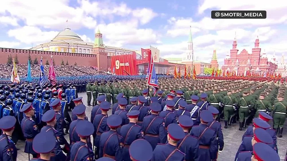 На Красной Площади началось торжественное шествие