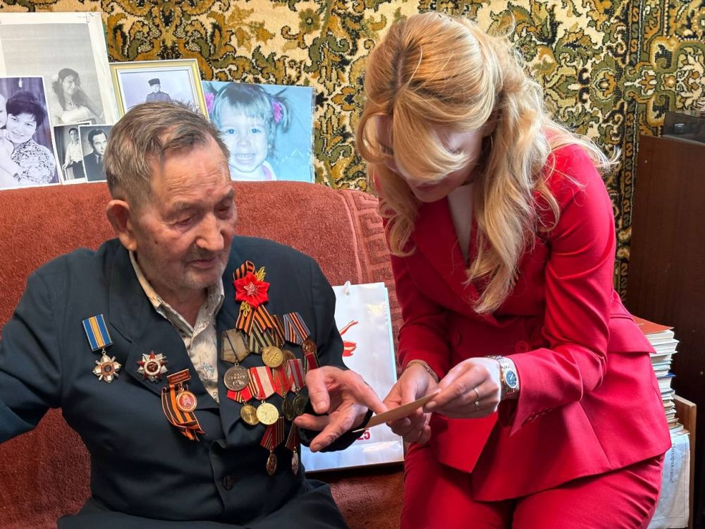 Дарья Лантратова: Вместе с Главой Красного Луча Сергеем Соловьевым и волонтерами Победы ЛНР поздравили Григория Михайловича Бокарева