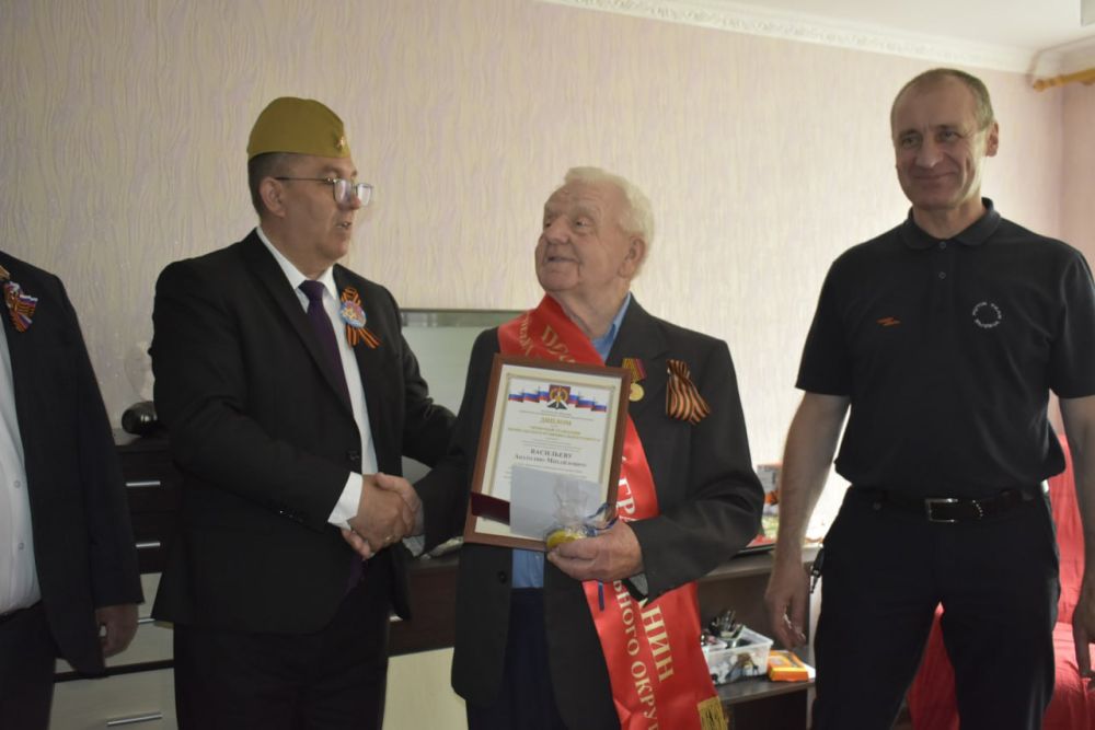 Виталий Михайлов: Сегодня посетил на дому ветеранов Великой Отечественной войны, чтобы лично вручить им удостоверения и дипломы о присвоении звания «Почетный гражданин Перевальского муниципального округа Луганской Народной...