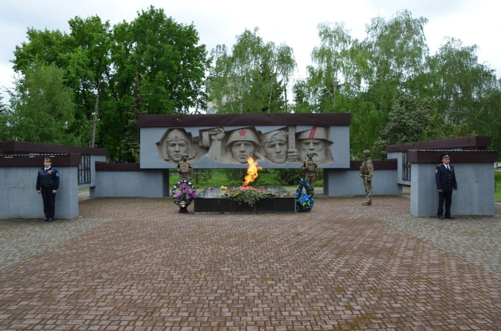 ДЕНЬ ПОБЕДЫ! Возложение цветов к Мемориалу «Памятник воинам – землякам»