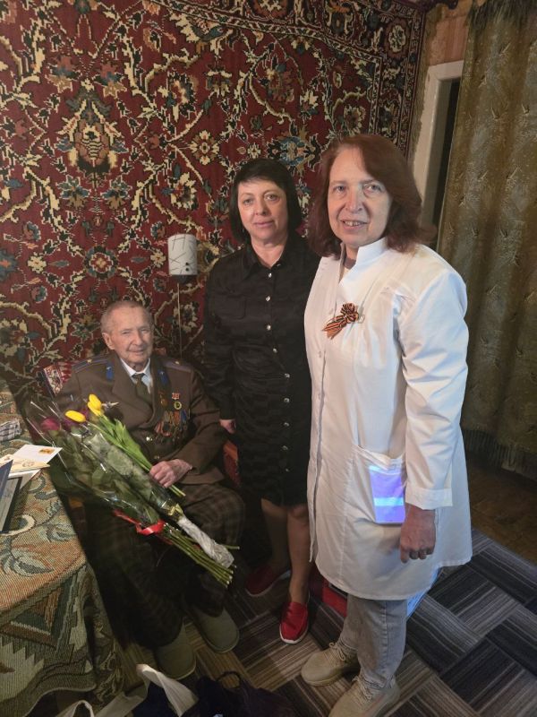 999. В честь 80-летия Победы в Великой Отечественной войне сотрудники поликлиники № 11 посетили ветерана Николая Сергеевича Крапошина