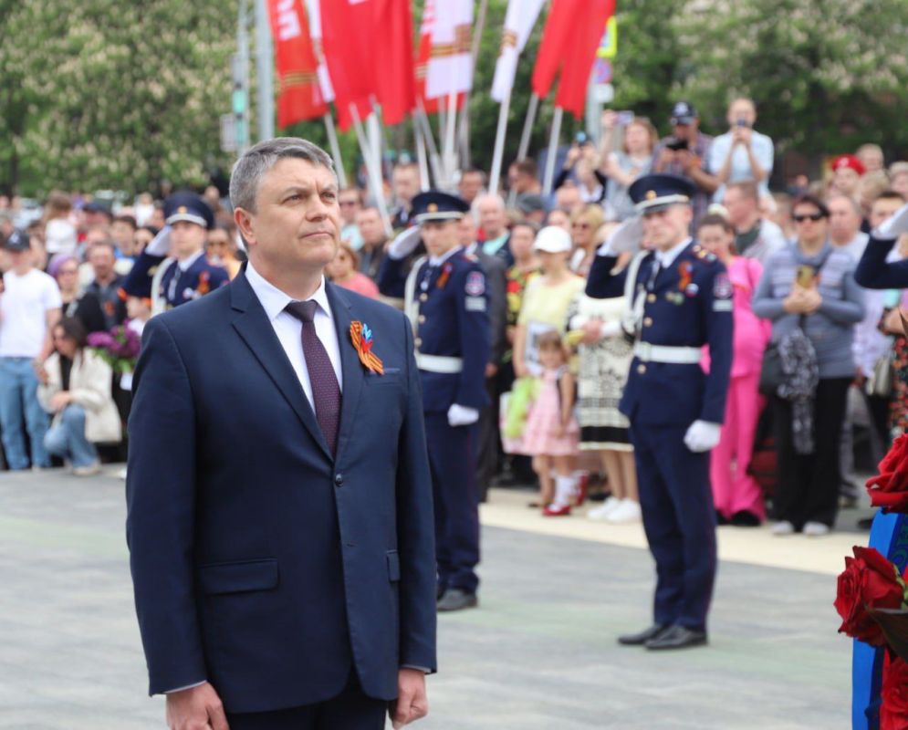 Алексей Кампф в 80-ю годовщину Победы возложил цветы к Пилону Славы и Могиле Неизвестного Солдата