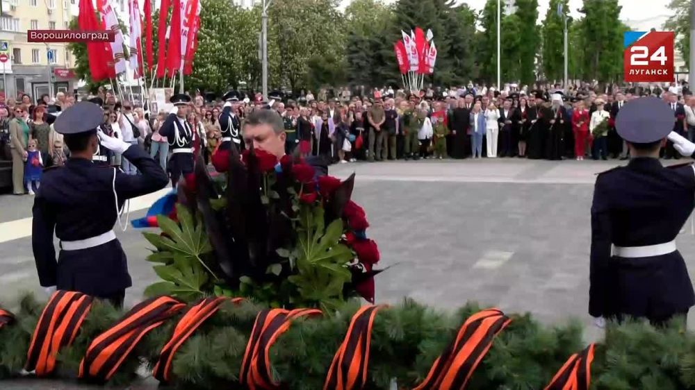 В День Победы на центральной площади Ворошиловграда собрались сотни людей