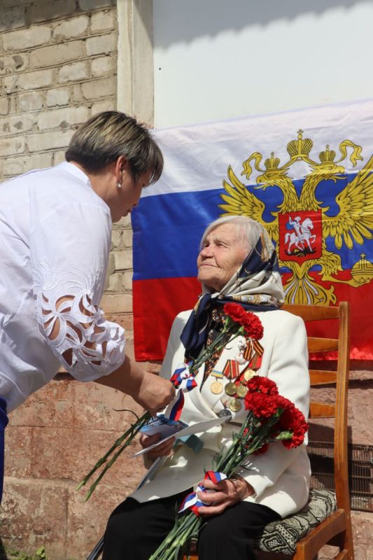 Яна Сылкина: Также депутаты приняли участие в доброй ежегодной акции - концерт под окном ветерана