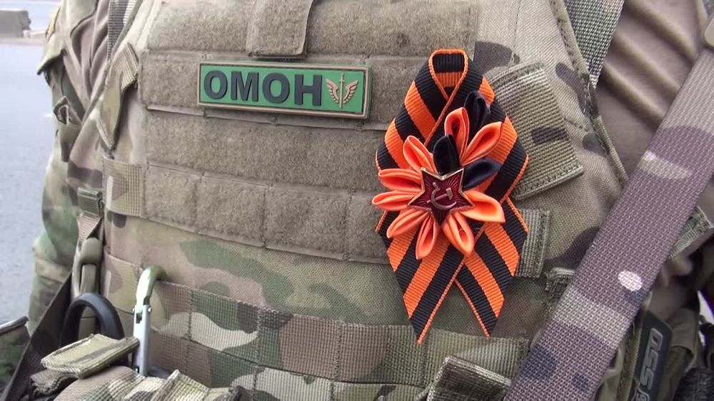 В ЛНР росгвардейцы подняли Знамя Победы и флаг Росгвардии над местами несения боевой службы