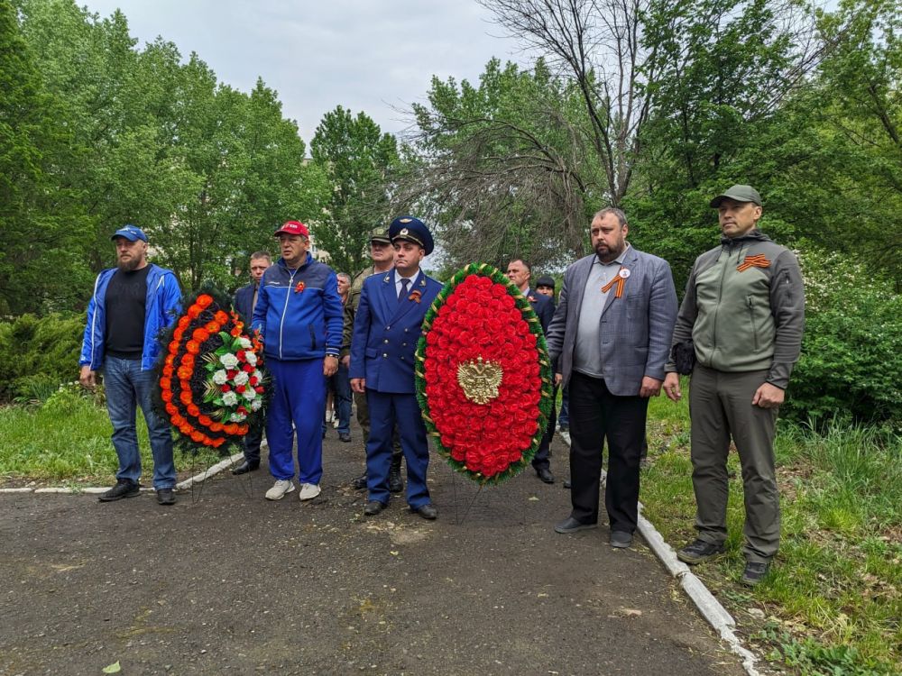 Поклонимся великим тем годам