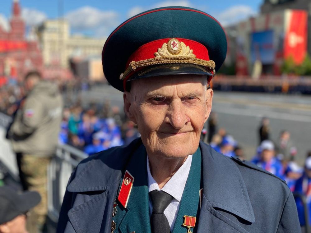 Ветеран Великой Отечественной войны из Луганска Григорий Пономаренко посмотрел Парад Победы с трибун на Красной площади