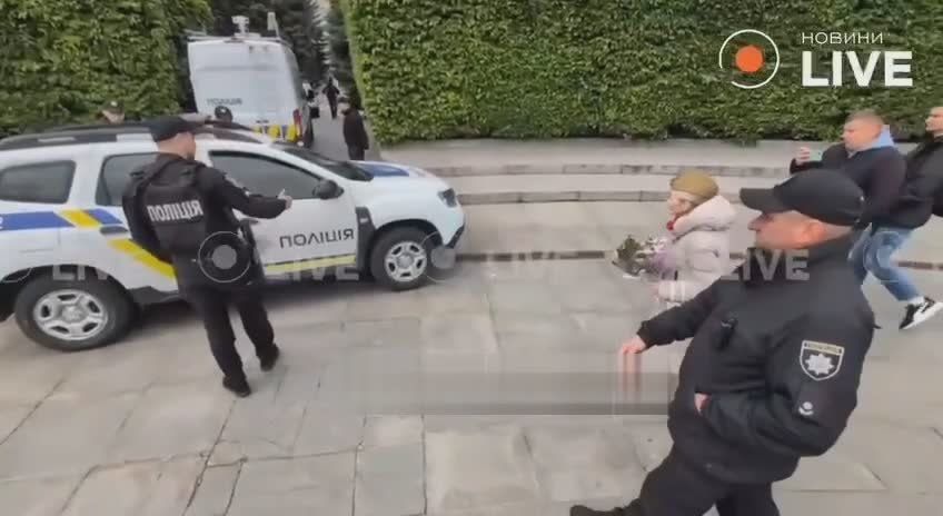 В Киеве полиция задерживала людей за советскую символику и песни