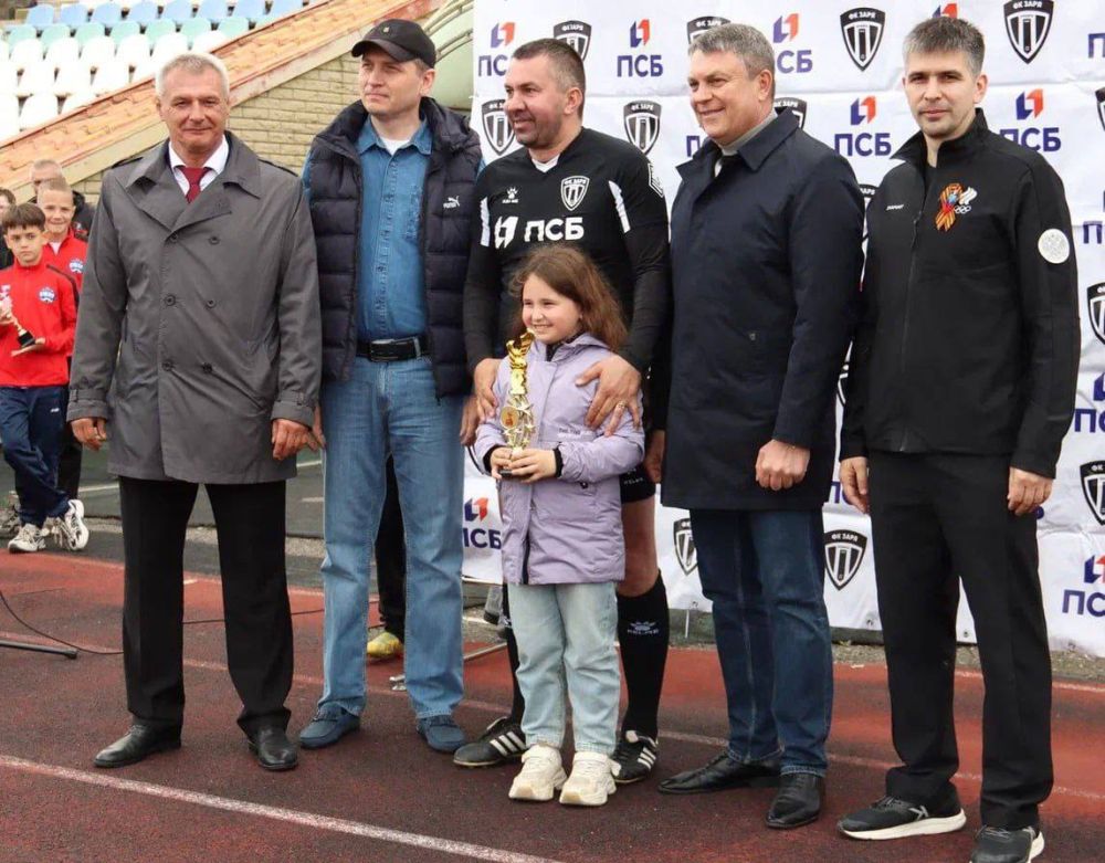 Глава ЛНР Леонид Пасечник посетил футбольный турнир среди ветеранов спорта, посвященный 80-летию Победы в Великой Отечественной войне, проходивший в Луганске