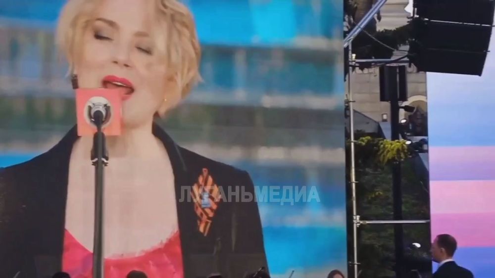 В день празднования 80-летия Победы в Великой Отечественной войне на мемориале «Острая могила» в Луганске состоялся праздничный концерт с участием российских артистов