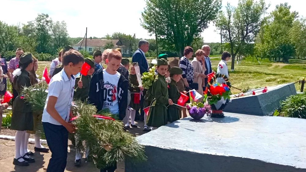 Активисты партии «Единая Россия» и жители сел организовали «Автопробег» с Знаменем Победы, посвященное 80-летию Великой Победы и прошло по маршруту: Литвиновка – Брусовка – Шуликовка