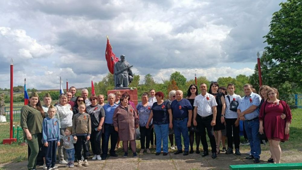 В селе Семикозовка у памятника «Неизвестному солдату» прошёл митинг «Поклон погибшим в той войне», приуроченный к 80-летию Великой Победы