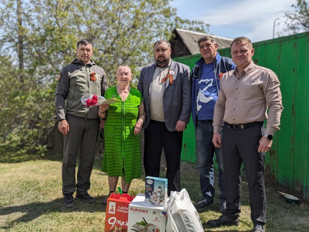 В честь праздника Победы Председатель Совета Андрей Сёмченко, депутаты городского Совета Иван Резанцев и Василий Оробцов, активисты партии «Единая Россия», Глава городского округа Эдуард Сахненко, представители Республики...