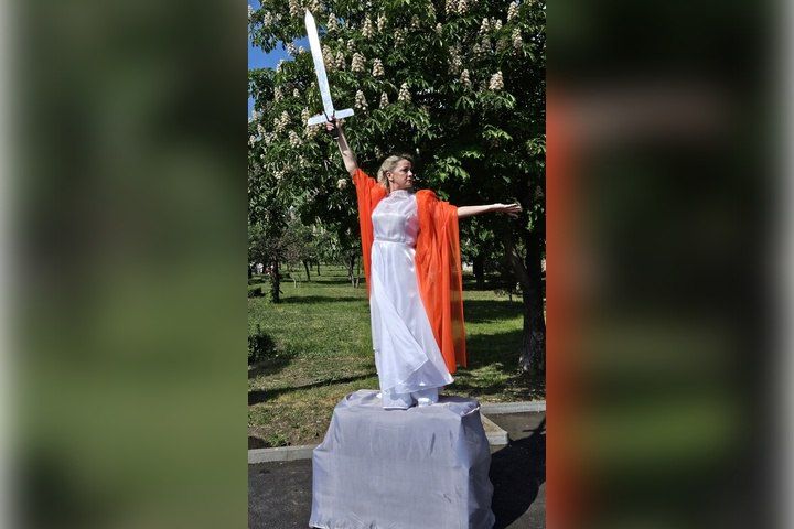 В Алчевске люди стали живыми скульптурами