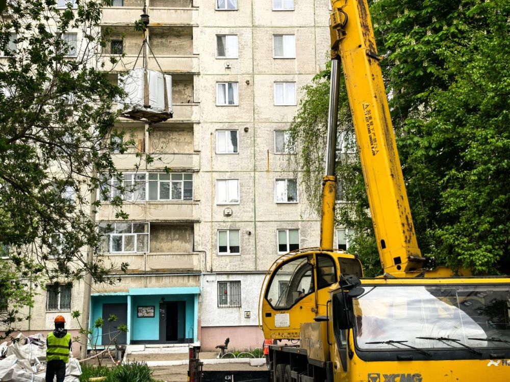 Сергей Козенко: В рамках специального инфраструктурного проекта подрядной организацией ООО СК «СТИЛЛ» шефа-региона Тюменской области ведутся работы по капитальному ремонту кровли по адресу: г. Краснодон, квартал Лесной, 2