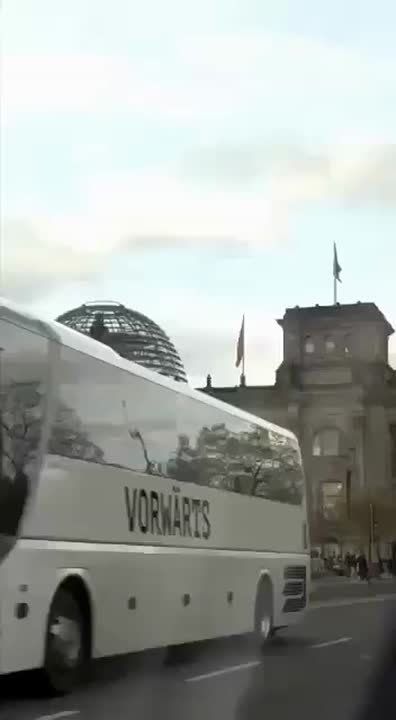 Вчера в Берлине на крышу Рейхстага неизвестные Герои водрузили Знамя Победы