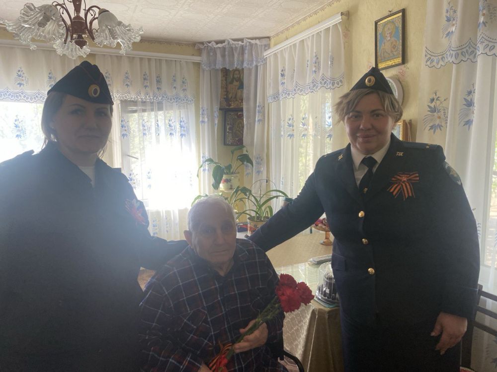 Стражи правопорядка не оставили без внимания ветеранов Великой Отечественной войны, проживающих на территории ЛНР