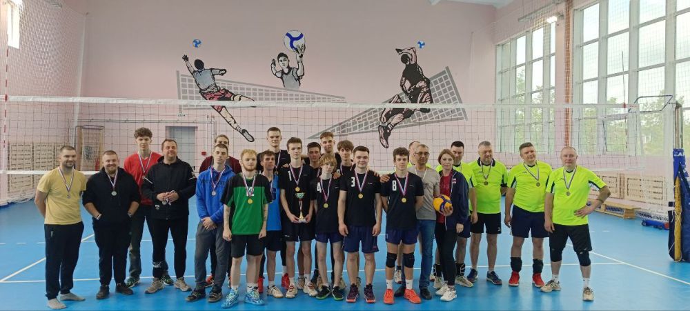 Спорт дружбы и памяти. 10 мая на базе алчевской спортивной школы №1 прошёл турнир по волейболу, посвященный 80-летию Победы в Великой Отечественной войне