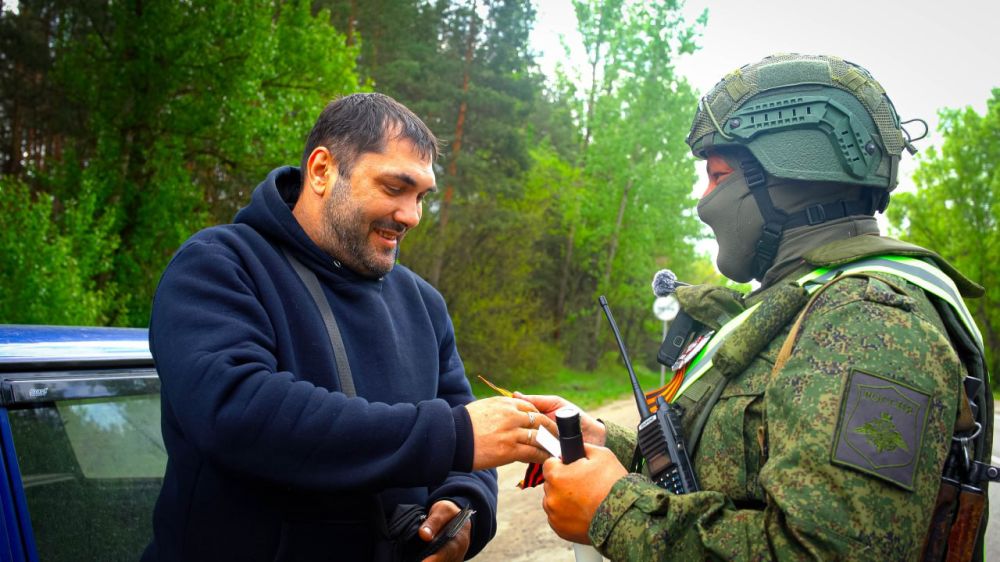 Минобороны России: Военнослужащие ВАИ группировки войск «Запад» в честь 80-летия Великой Победы вручили символ воинской доблести – Георгиевские ленты – участникам дорожного движения
