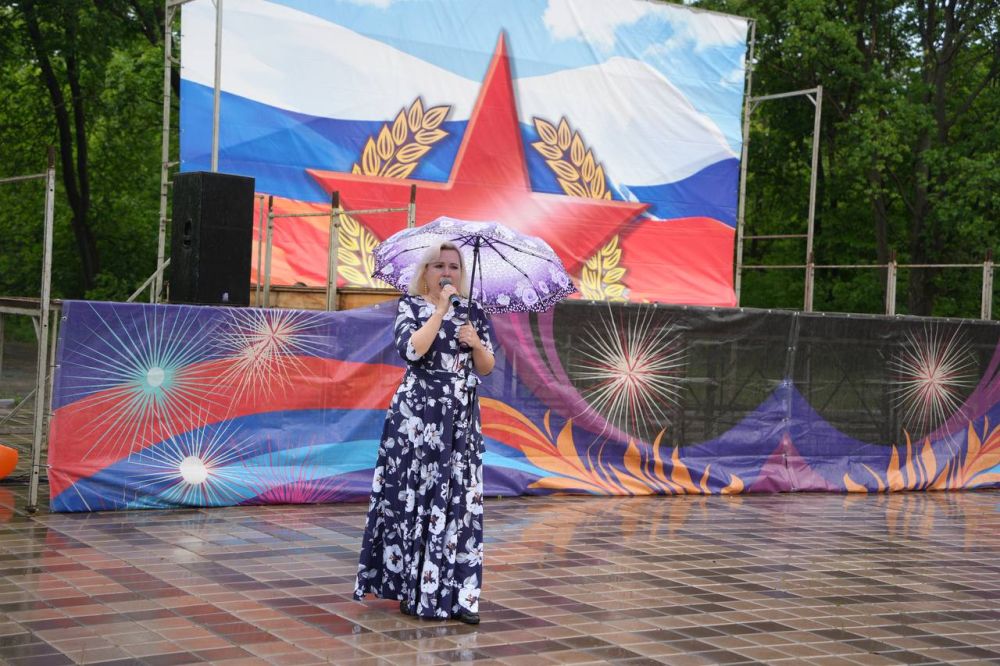 В алчевском парке культуры и отдыха имени Победы состоялась концертная программа «У фронтового костра»