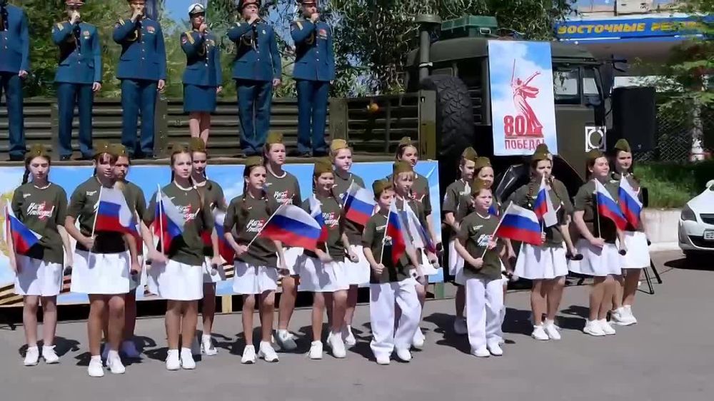 Театр песни «Непоседы» Луганского учебно-воспитательного объединения «Восток» ко Дню Луганской Народной Республики презентовал клип на песню «Духовный ключ», в которой поется о непоколебимости Луганского края и Вере в нашу ...