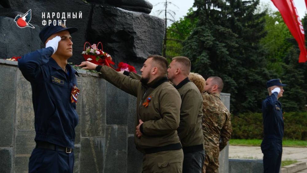 Молодёжка Народного фронта приняли участие в торжественной церемонии возложения цветов к памятнику воинам-освободителям