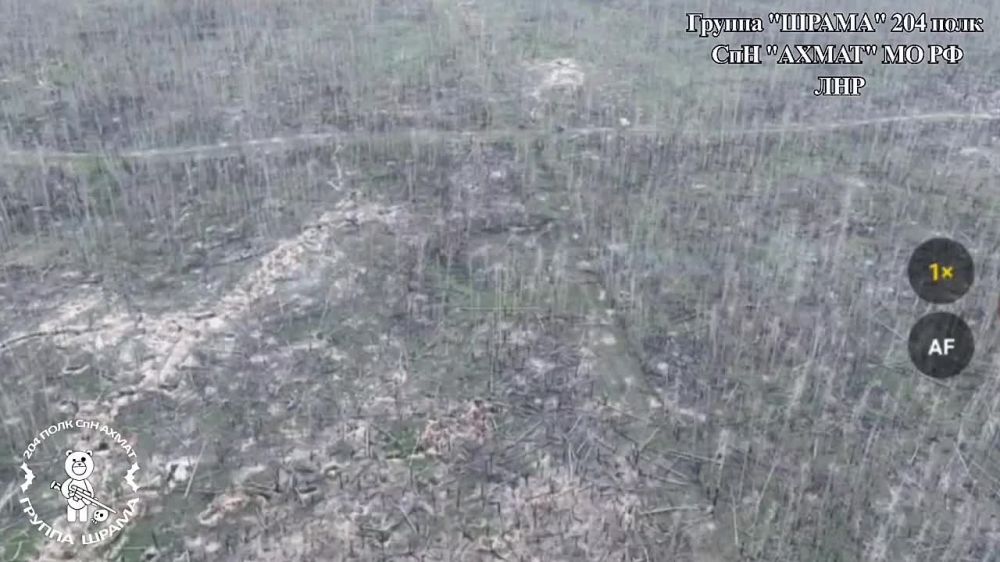 Расчет 120-миллиметрового миномета взвода огневого поражения группы «ШРАМА» СпН "АХМАТ" МО РФ ведет высокоточный огонь зажигательными боеприпасами по заранее разведанным укрепрайонам противника