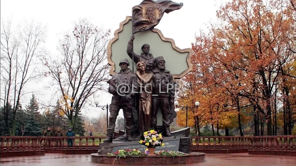 В День Республики не могли не вспомнить про один из первых памятников, установленных в независимой ЛНР - «Они отстояли Родину»