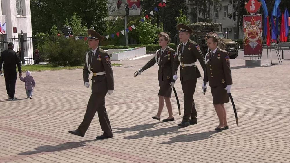 11 ЛЕТ ГОСУДАРСТВЕННОСТИ. День Республики Краснодон отметил торжественным митингом