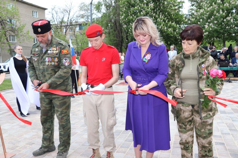 В Стаханове открыли сквер Защитников Отечества в честь Дня Луганской Народной Республики