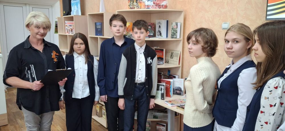 Ко Дню Луганской Народной Республики, который отмечается 12 мая,в Краснолучской центральной городской библиотеке им. Н.К. Крупской открылась книжная выставка «Моя Республика – моя гордость!»