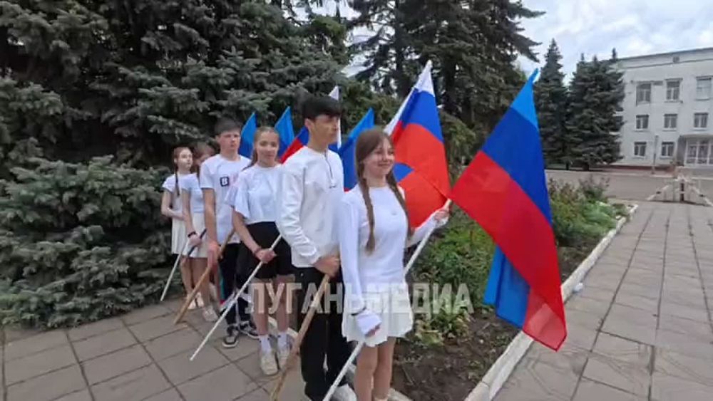 К Дню Луганской Народной Республики в Первомайске был проведен праздничный флешмоб, в котором приняли участие более 30 юных первомайцев