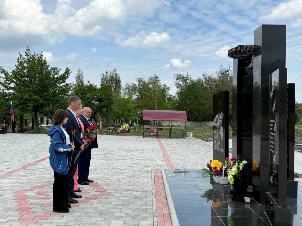 Виктория Сергеева: В День Луганской Народной Республики возложили цветы к обелиску на Аллее Славы