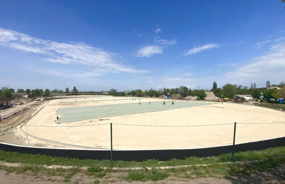 На стадионе «Шахтер» в Брянке началось обновление футбольного поля
