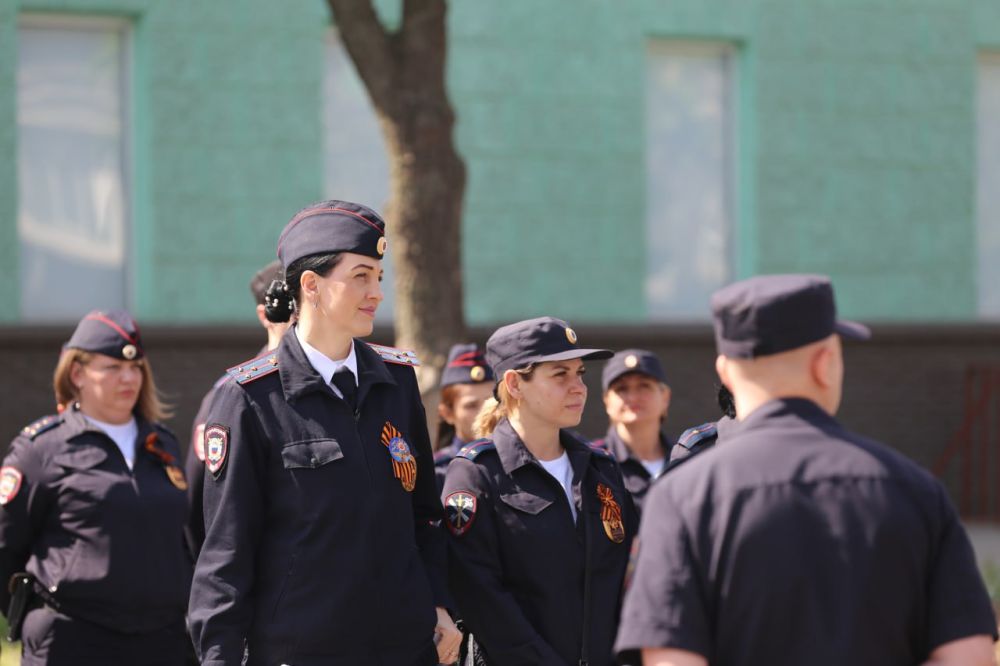 Сотрудники регионального МВД охраняют общественный порядок и обеспечивают безопасность граждан в день рождения Луганской Народной Республики