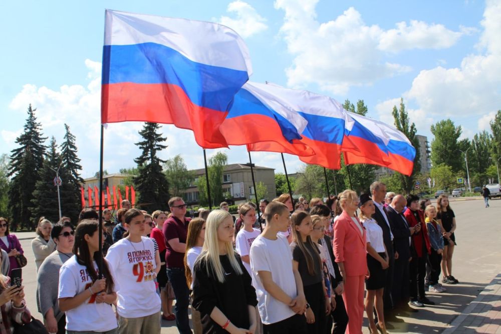 В День Луганской Народной Республики в Кировске состоялась торжественная церемония поднятия Флага ЛНР