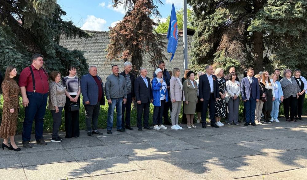 Сергей Соловьев: В День Луганской Народной Республики, по доброй традиции мы собрались на площади перед Администрацией округа вместе с коллегами, депутатами, молодежью и активистами партии «Единая Россия», чтобы торжественно...