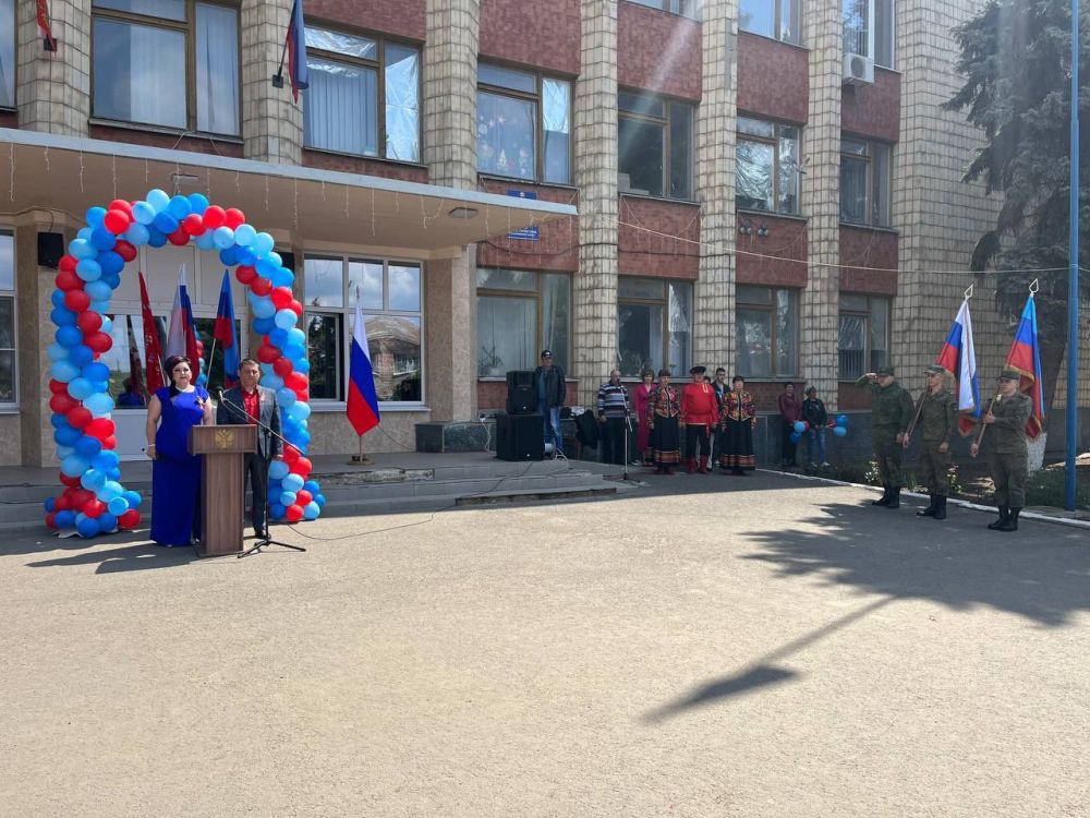 Торжественный митинг ко Дню Луганской Народной Республики